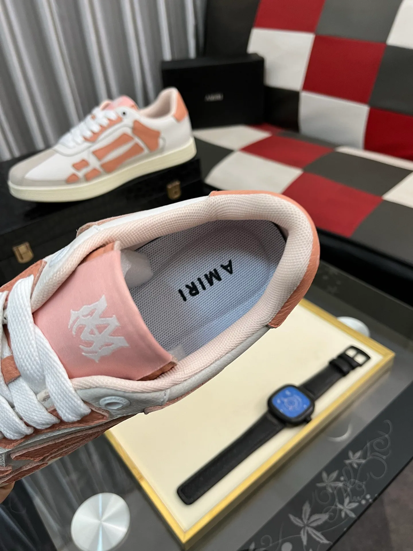 Men's shoes 💰420⌚️⌚️《AMIR*》New men's low-top casual sports sneakers bone shoes, another pair of irresistible bone shoes. Bone shoes are one of AMIRI's most popular items. They use first-layer cowhide uppers. The side bones are made of two cowhide laminations. They have a three-dimensional feel. The leather incisions are all oil-edged. Contrasting color design. Simple style. Fashionable sports. Customized metal LOGO nameplate to embellish shoelaces. Exclusive control of top version. Supports comparison. Breathable mesh lining Original rubber outsole A must-have item for daily leisure Suitable for various occasions Check it out if you pursue high quality Super cool uppers Size: 38-443️⃣ Colors available